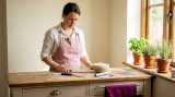 How to crumb coat a cake properly